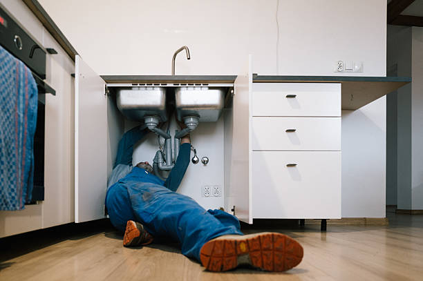 Professional Emergency Plumber technician working in Allentown, GA